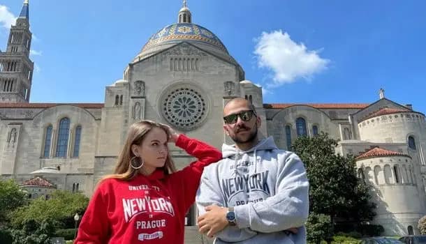 Studenti UNYP v Praze před historickým kostelem během studijního pobytu