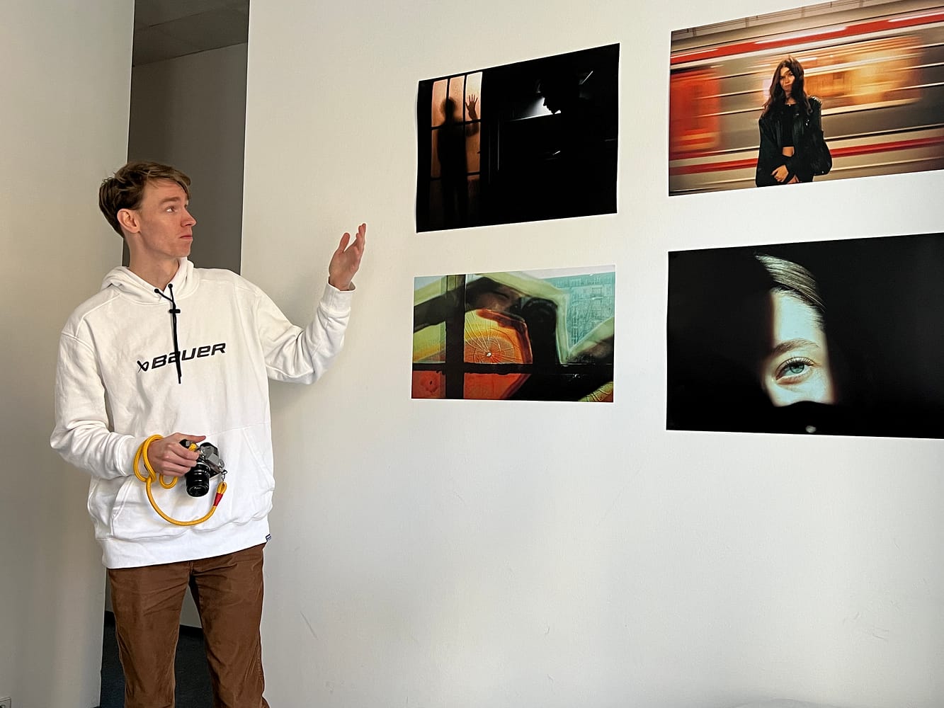 Student programu komunikace a média (Bc.) prezentuje fotografické projekty během výuky v Praze