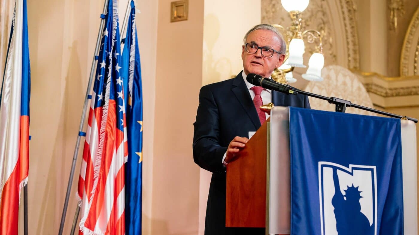 Prezident University of New York in Prague vítá zahraniční studenty na globálně propojené akademické cestě v Praze.