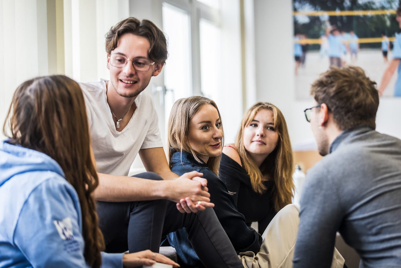 Students of English Literature gather outside of class to discuss the thesis assignment