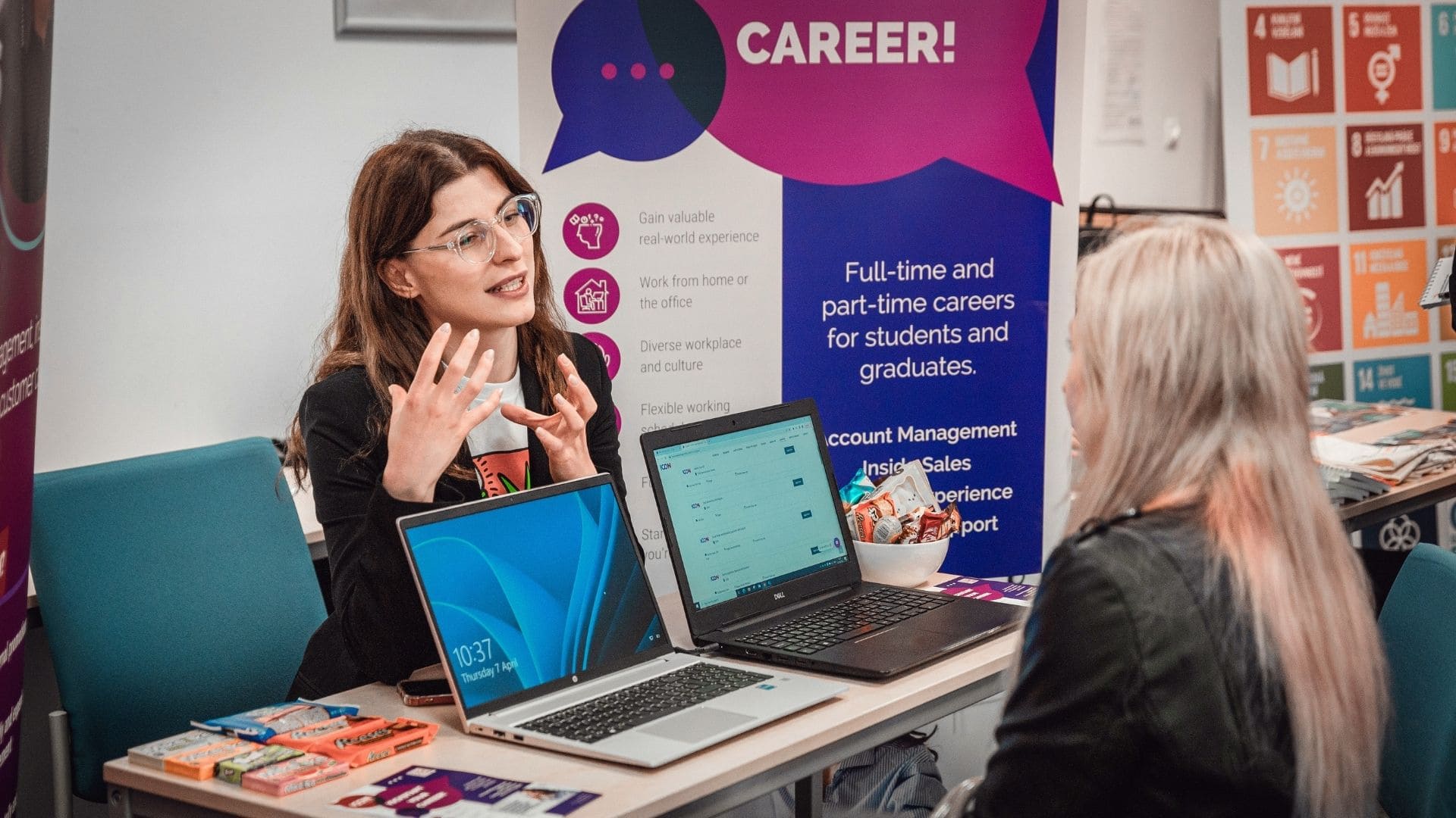 A representative from a recruiting company discusses career opportunities with a UNYP student