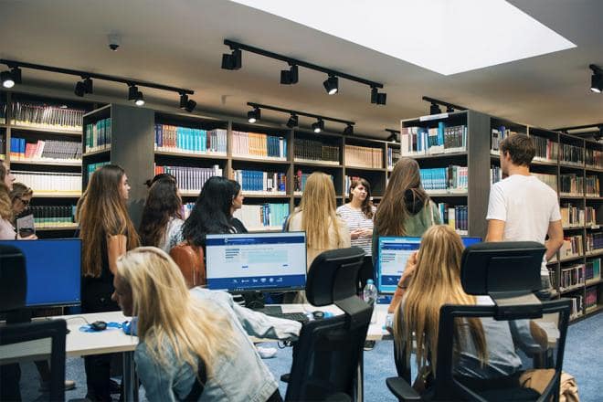 Tým CGE předává informace výměnným studentům programu Erasmus+ na UNYP